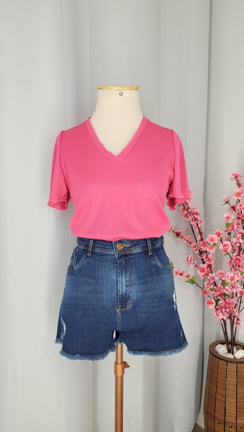 Look - Blusa Rosa e Short Jeans