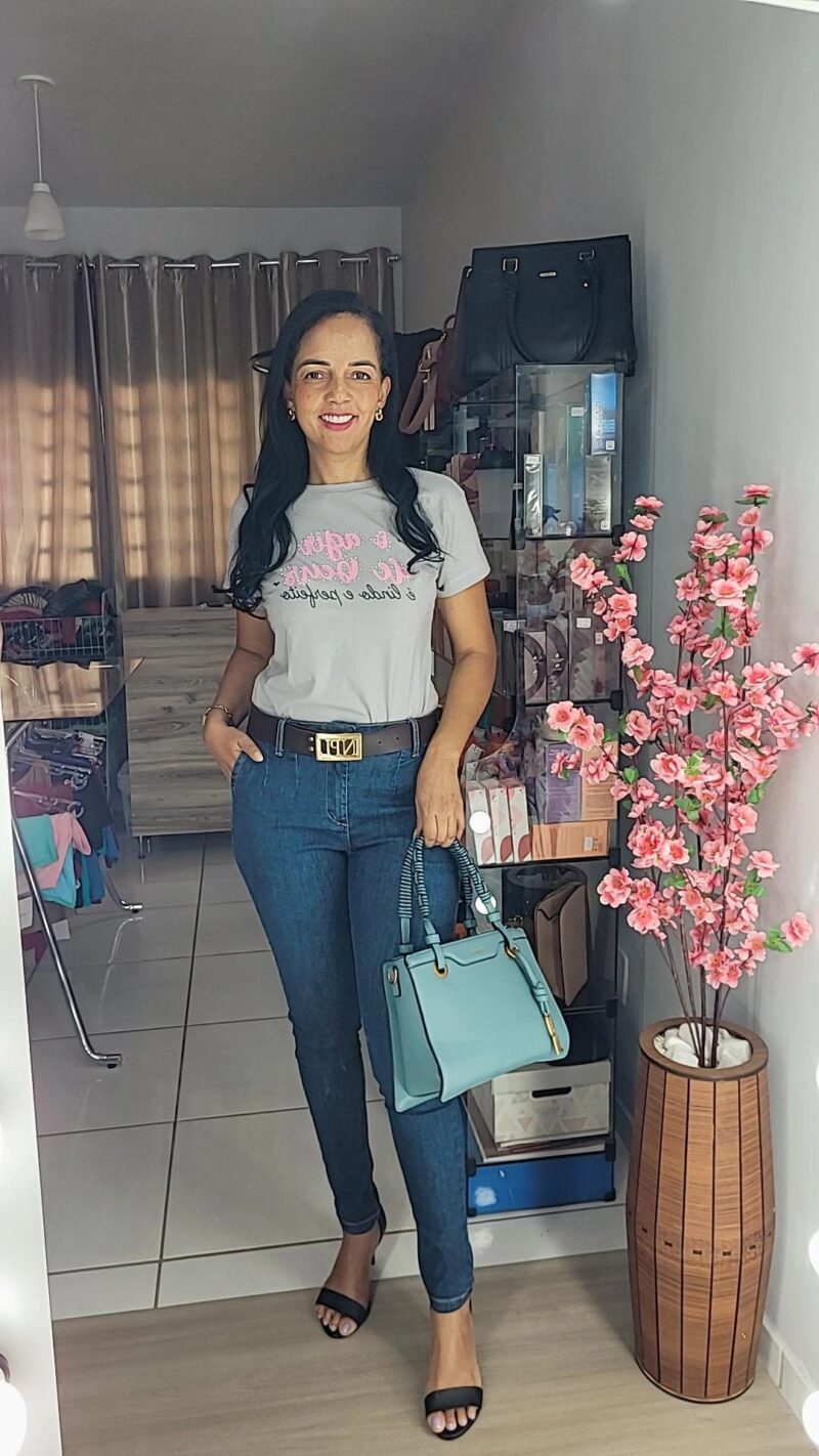 Look - T-shirt e Calça Jeans c/Cinto