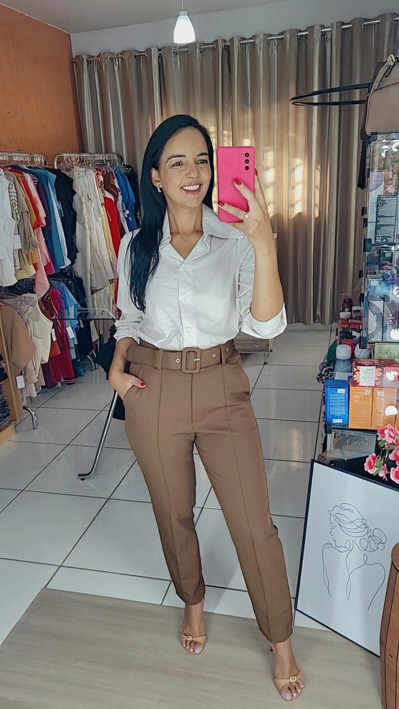 Look - Camisa Cinza e Calça c/Cinto