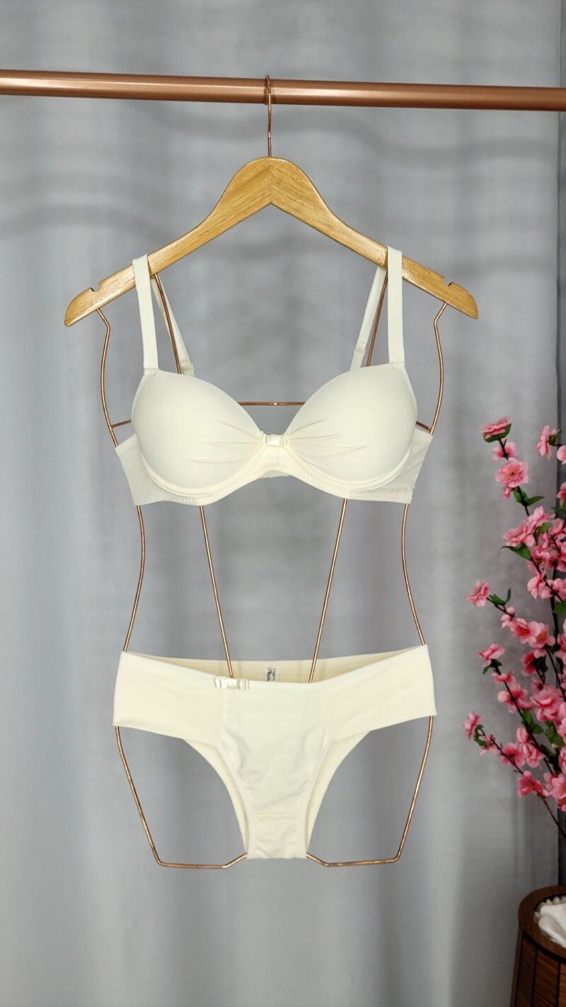 Lingerie Off