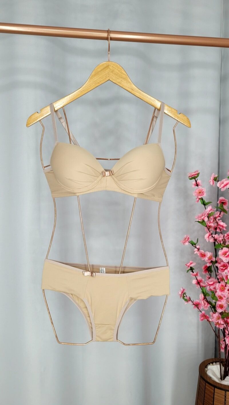 Lingerie Nude